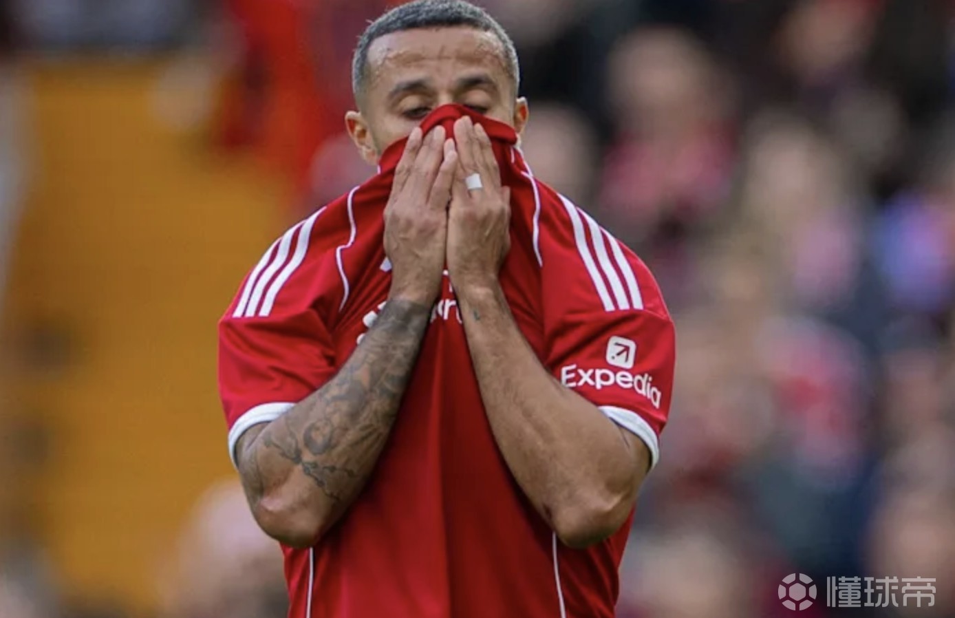 蒂亚戈流泪，红军vs多特传奇赛第20分钟全场球迷鼓掌纪念若塔