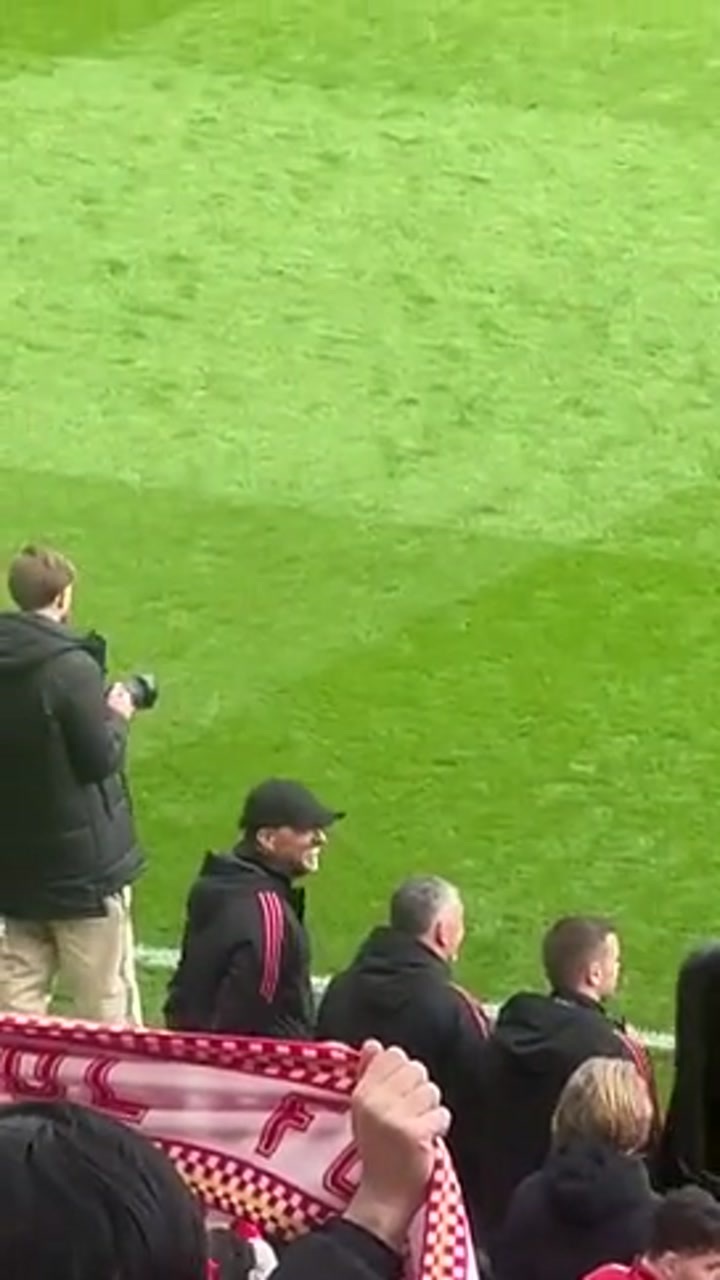 克洛普经典着装+笑脸站在场边