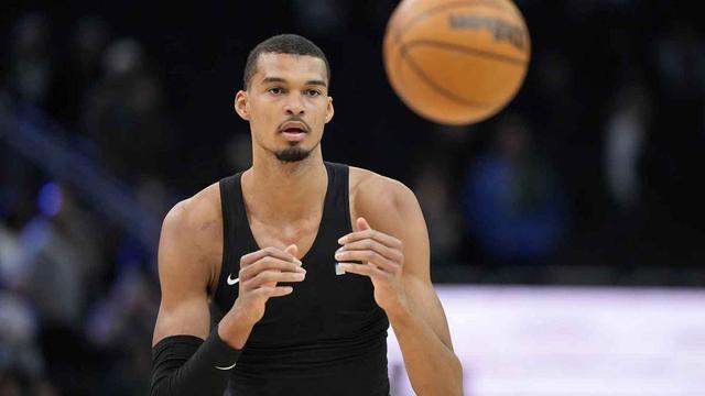 文班亚马逆天空接隔扣特纳！马刺狂胜雄鹿迎8连胜，直指MVP