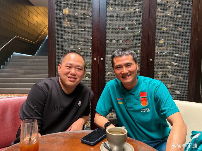 李平康与邵佳一喝咖啡：这届国足纪律严明，三点一线不能外出