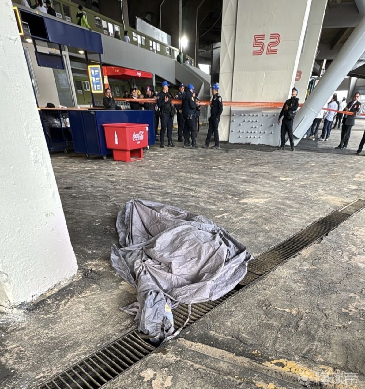 记者：同伴称墨西哥vs葡萄牙前坠亡球迷是为去厕所抄近路才坠亡