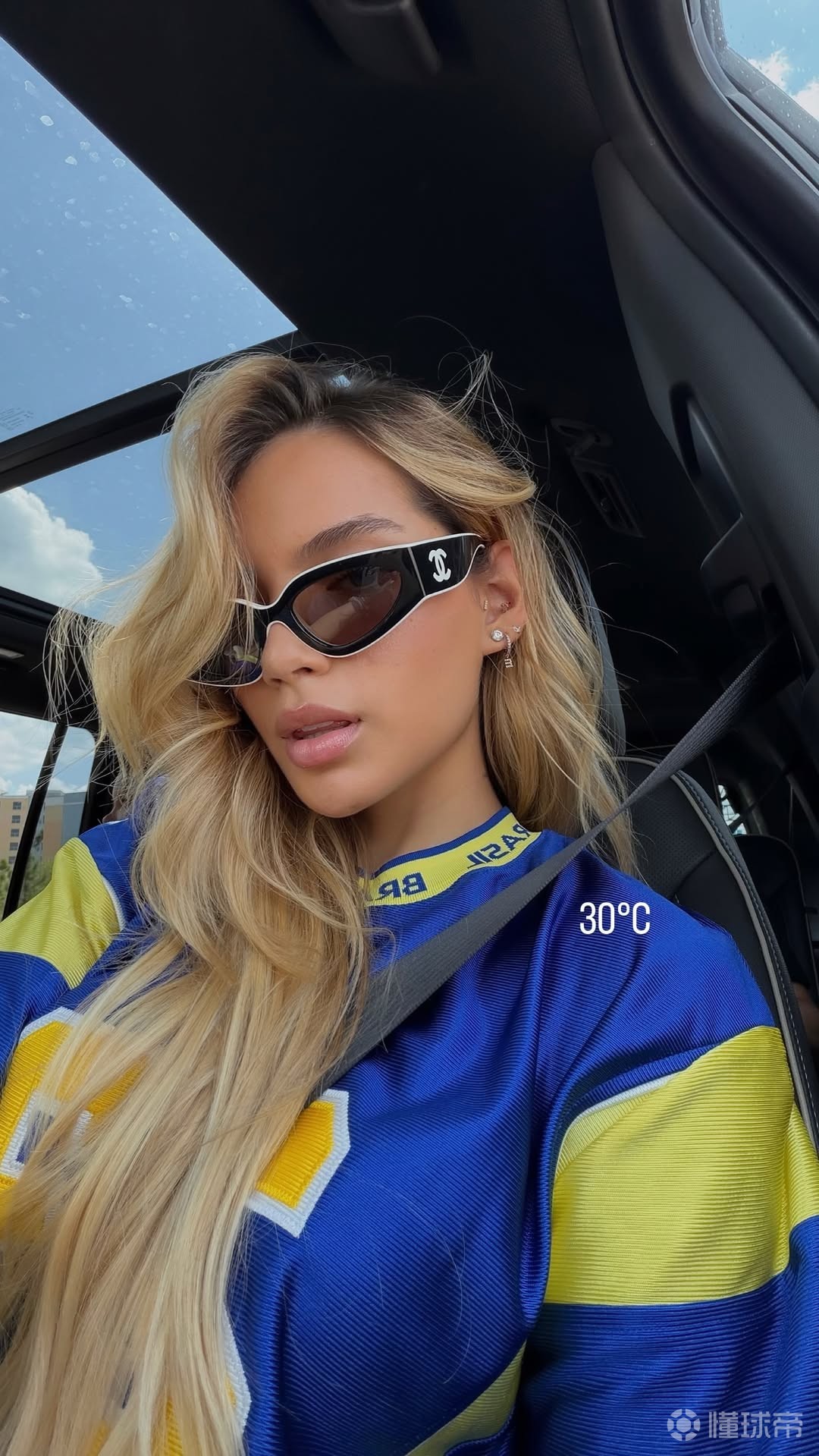 恩德里克妻子加布里埃利-米兰达车内运动风自拍照