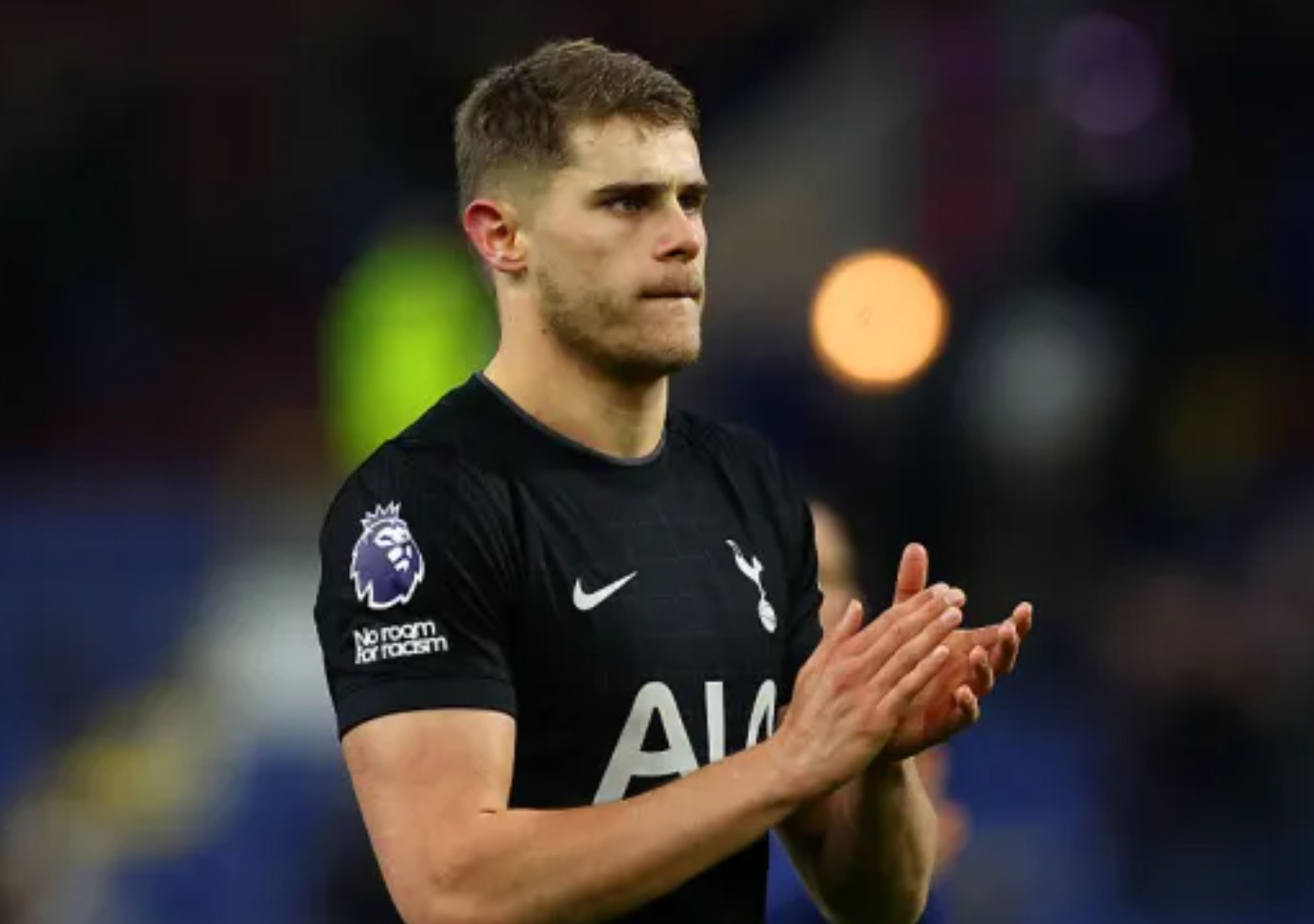 萨哈：如果范德芬具备转会可能性，买他能帮曼联上一个台阶