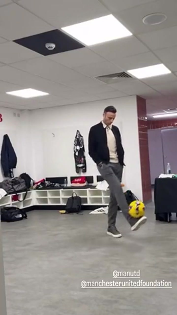 45岁的潇洒哥即使穿休闲鞋也能轻松驾驭