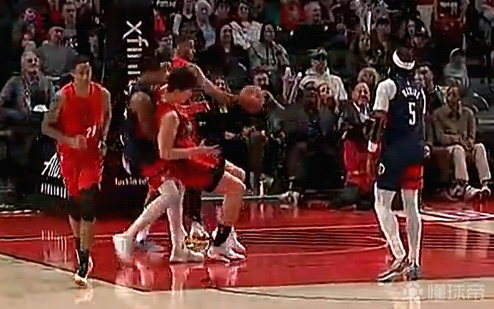 输急了？杨瀚森卡位时遭奇才落选秀里斯抱摔，裁判未作出吹罚