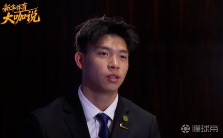 李平康：王钰栋在国家队训练场外和球迷礼貌互动，这态度挺好