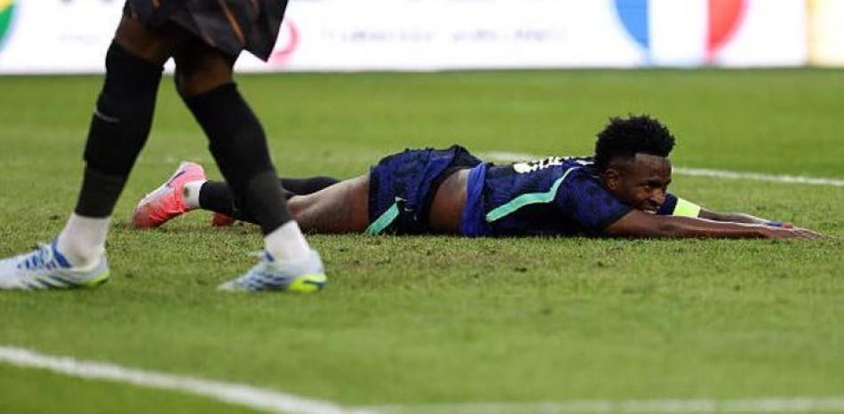 世体：为了证明自己能力，维尼修斯想冒伤病风险出战克罗地亚