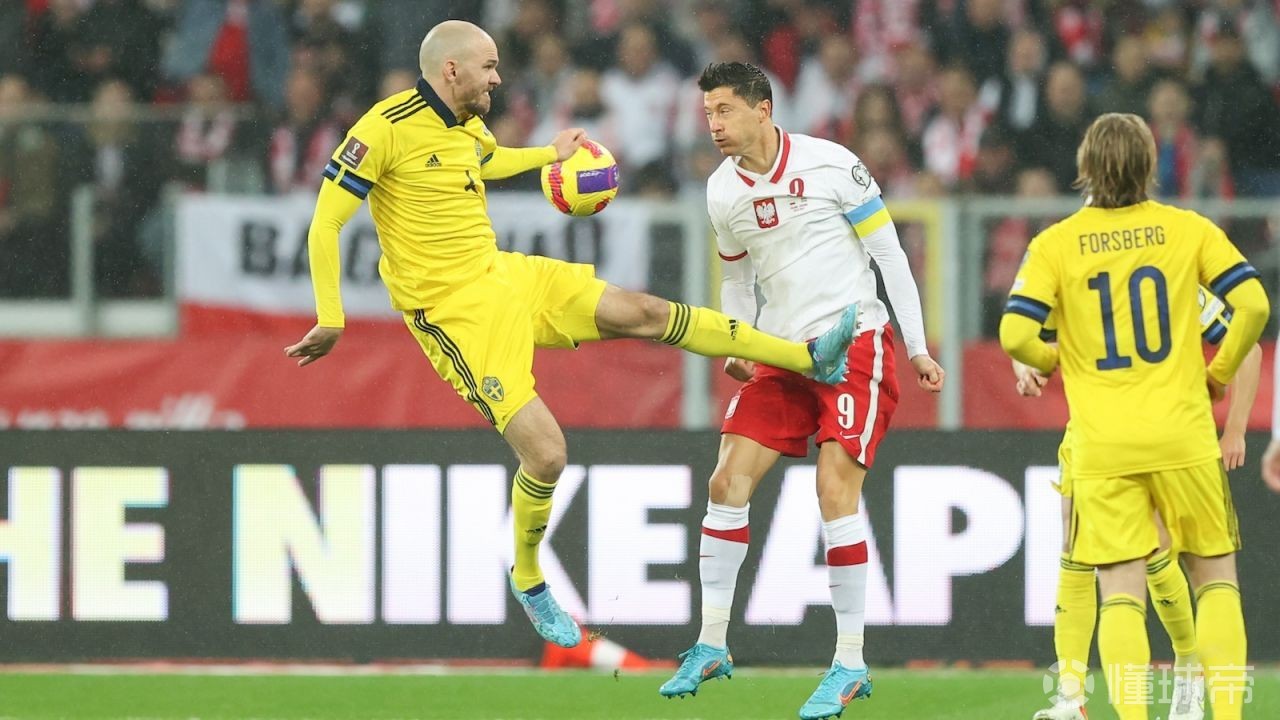 莱万：上次附加赛对瑞典我断了一根肋骨，现在身上还有个伤疤