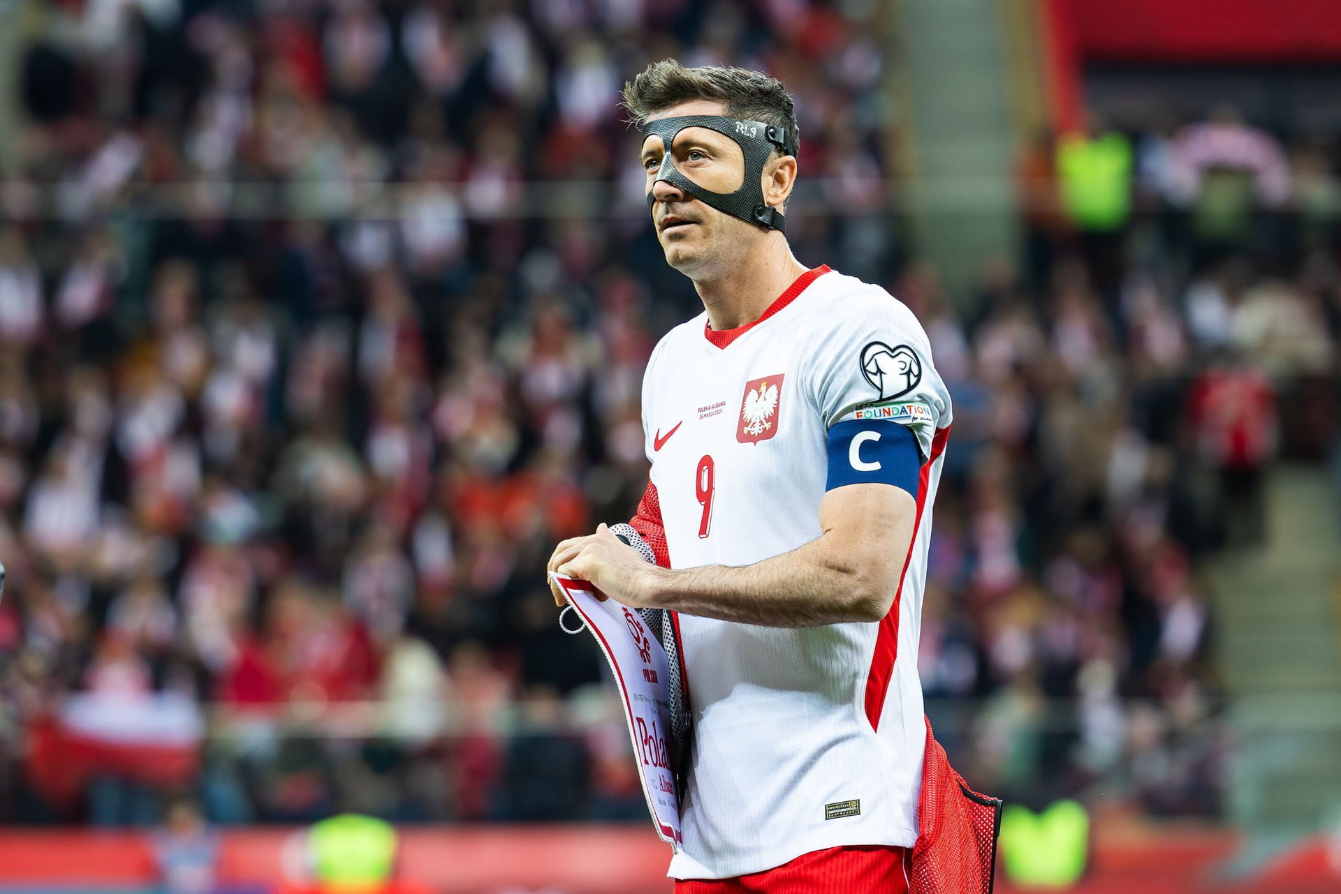 莱万：还记得上次踢瑞典肋骨骨折，到现在都有伤痕