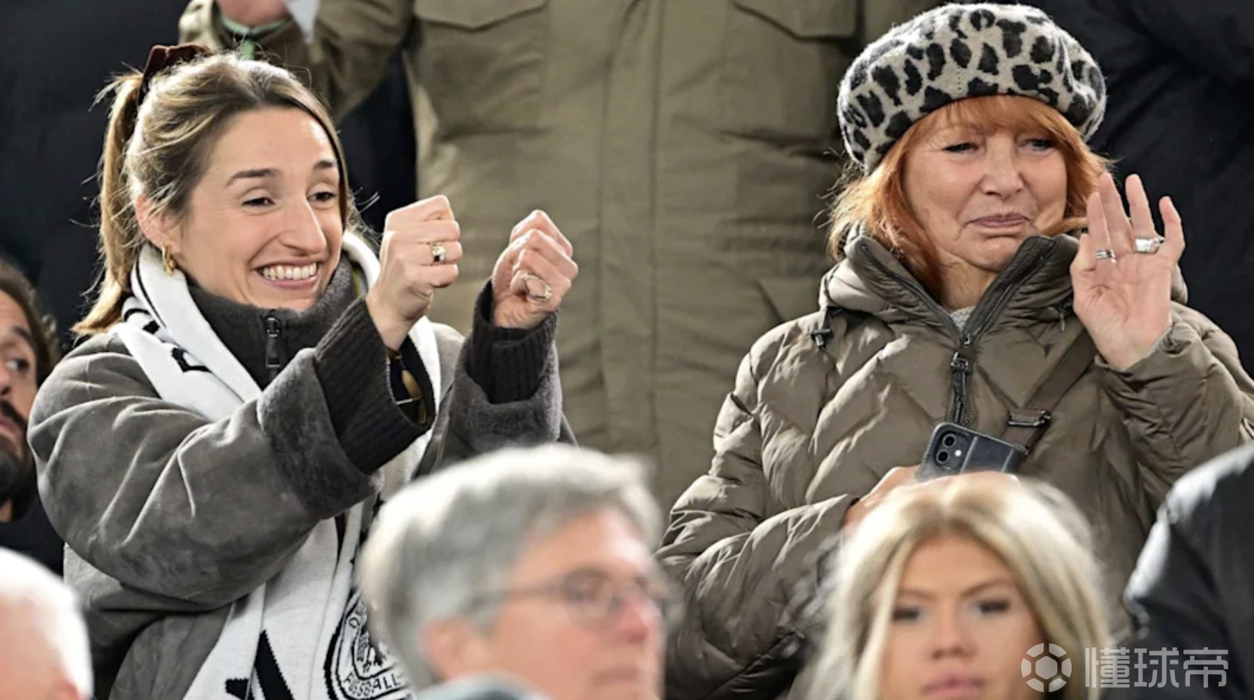 一月末刚刚完婚，纳帅妻子现场观战德国vs加纳并与丈夫打招呼
