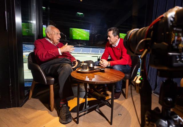 94岁皇马1号会员爆料：靠哨子吹晕巴萨，伯纳乌敢怼佛朗哥