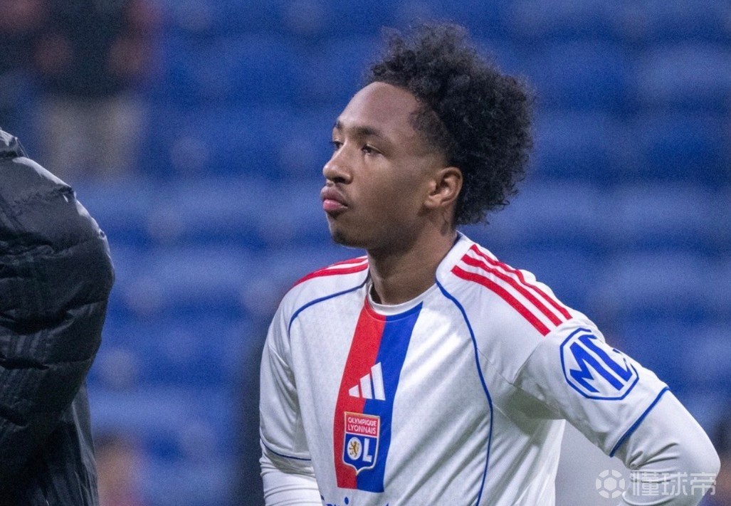 里昂官方：马利克-福法纳接受了脚踝手术，取出了固定螺钉