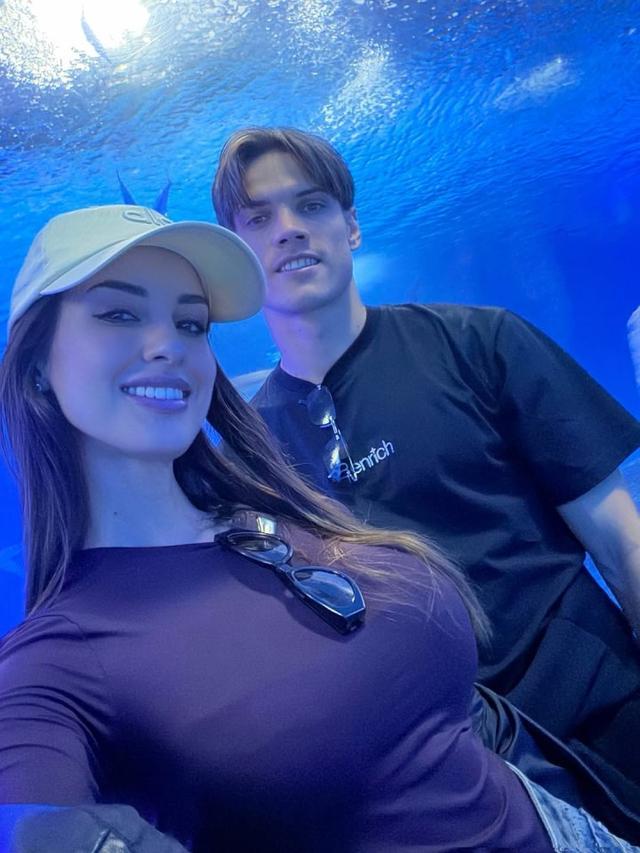 惊艳！DAZN美女主播与AC米兰球星甜蜜出游，狂撒狗粮！