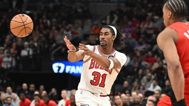 被公牛裁掉还闲不住！艾维飞机上开直播怒喷库里