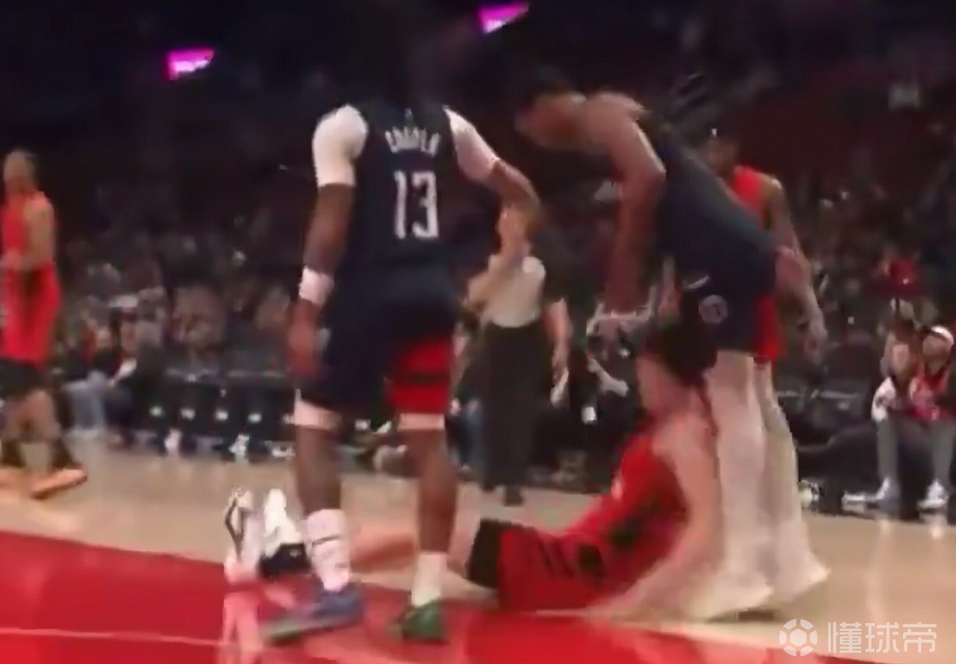 被抱摔反而吃T，杨瀚森领到NBA生涯首个技术犯规，预计罚款2000美元