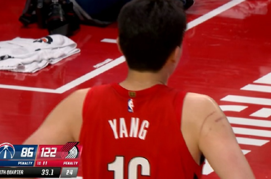 末节独得6分4篮板1封盖！杨瀚森被抱摔，还是太客气了