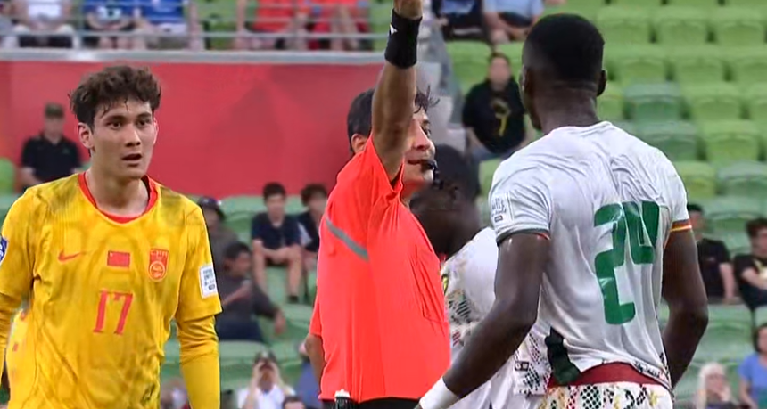 拜合拉木硬抗黑又硬！替补出场独造2红，颜骏凌劝架，媒体人点赞