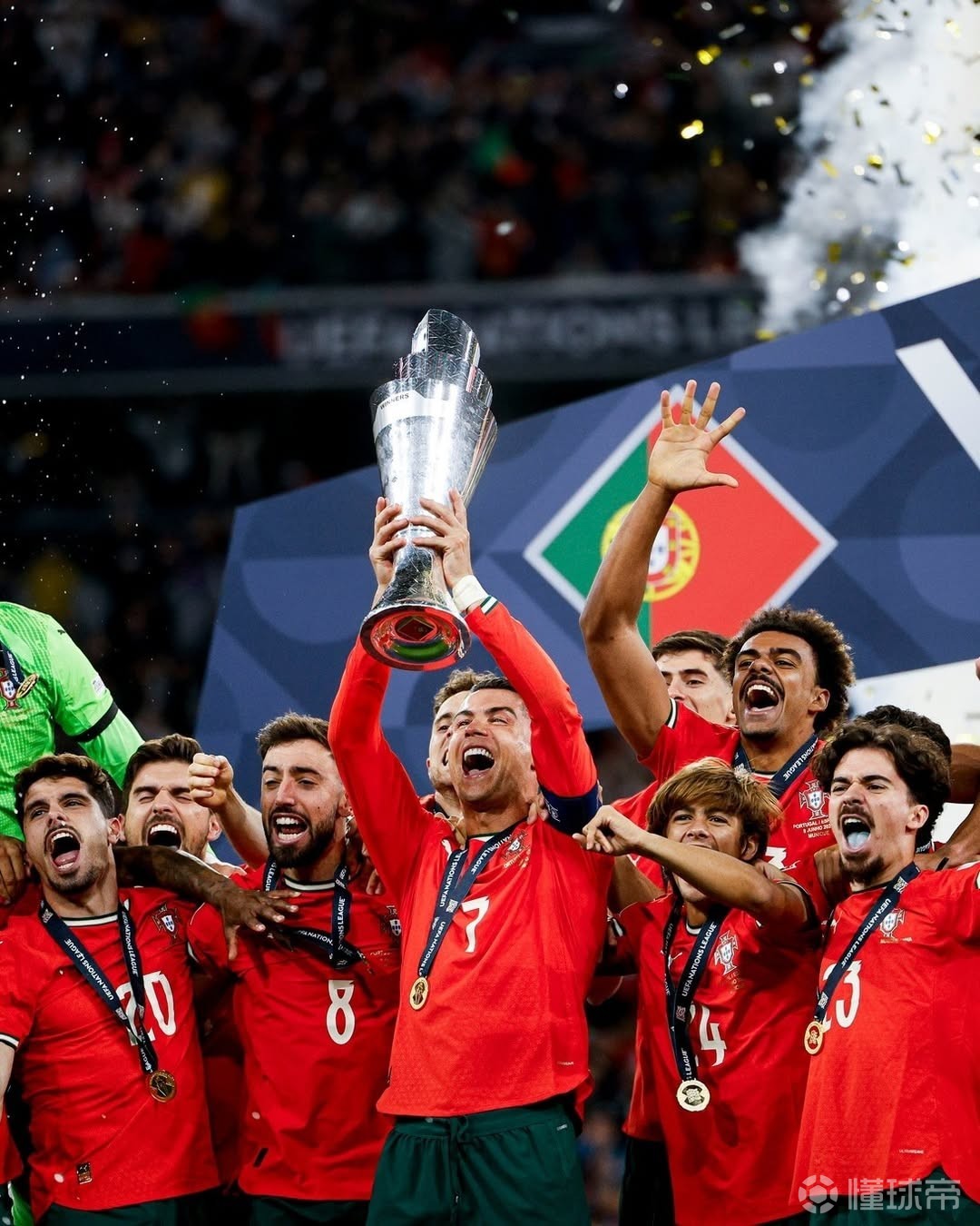 C罗分享国家队3次捧杯照片，庆祝葡萄牙足协成立112周年