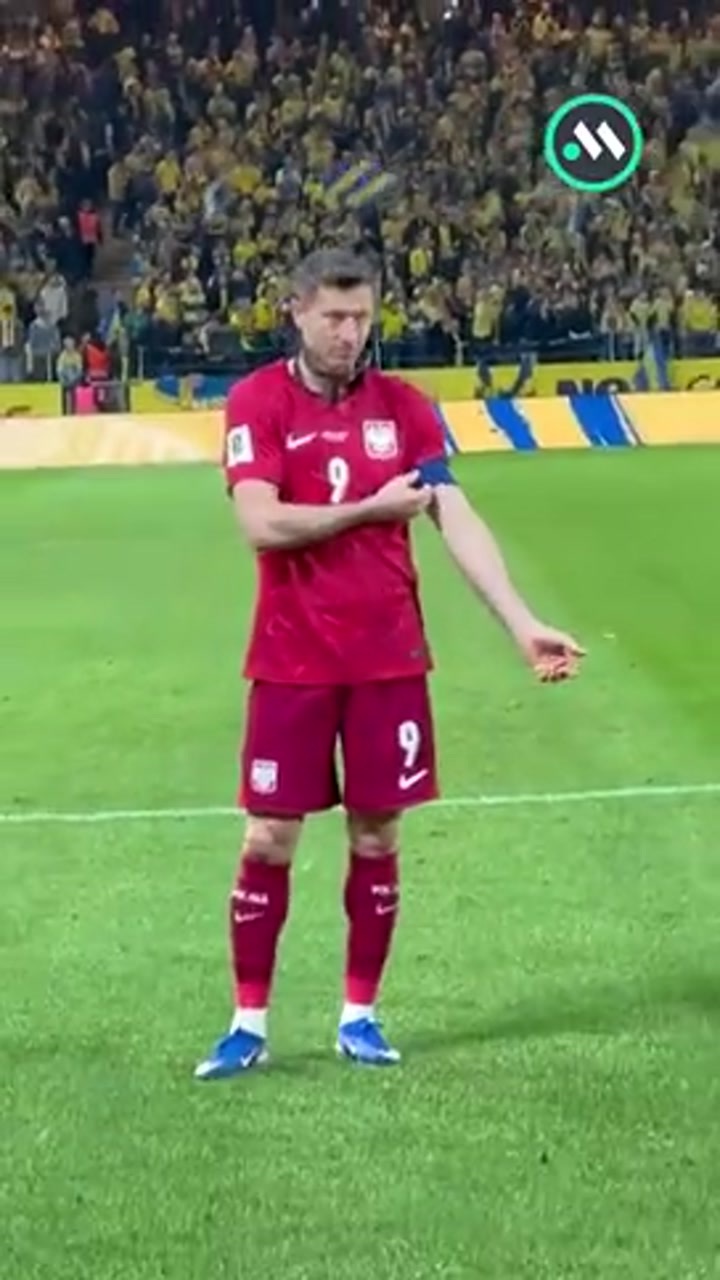 心碎一幕！波兰遭瑞典绝杀无缘世界杯，莱万谢场时落泪