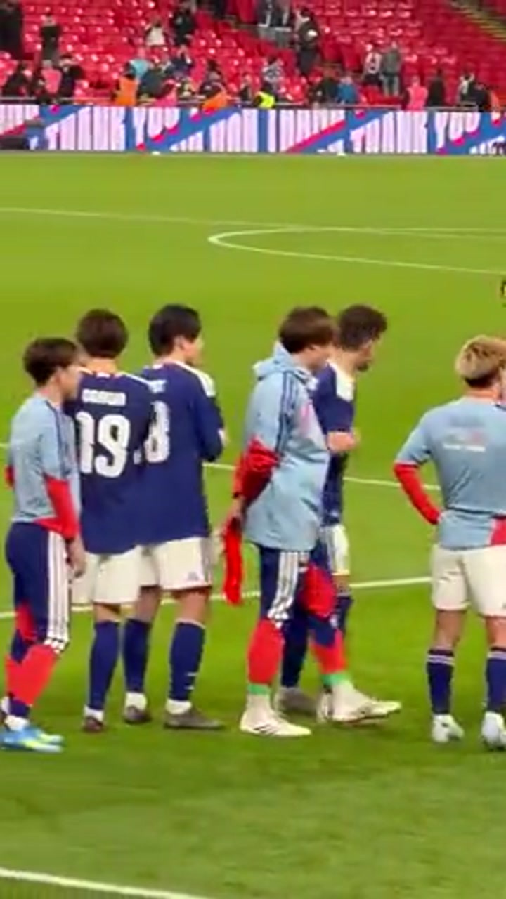 日本队在温布利球场1-0击败英格兰队！赛后球员们疯狂庆祝