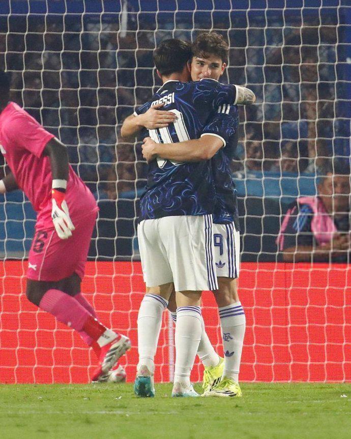 阿根廷梦幻开局！梅西4分钟助攻，国家队已造180球，小蜘蛛建功