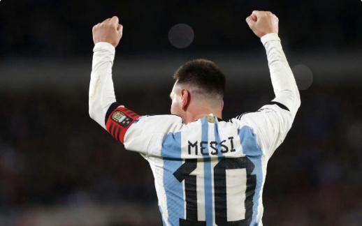 队史第一人！梅西连续21年为阿根廷破门，戏耍8人防线，连刷5纪录