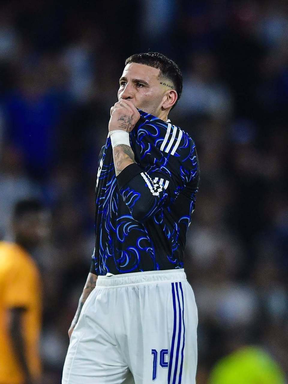 蓝白军团太有爱！奥塔门迪告别战落泪，梅西让点，4人“推一把”