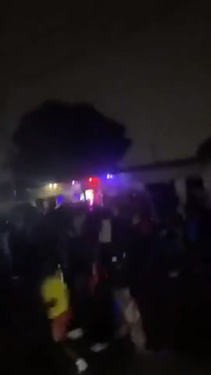 刚果民主共和国时隔52年再次晋级世界杯，全国上下冒雨庆祝！