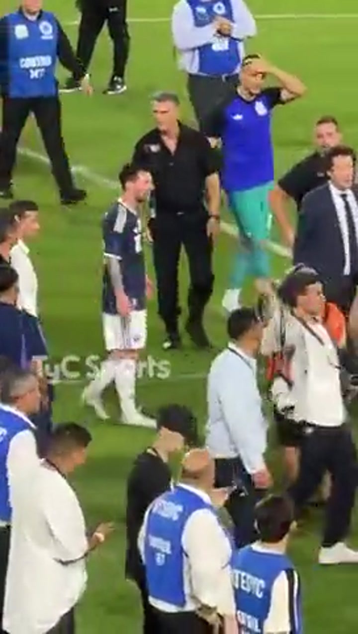 梅西生气了！赛后安保人员将梅西团团围住，梅西觉得很不适应