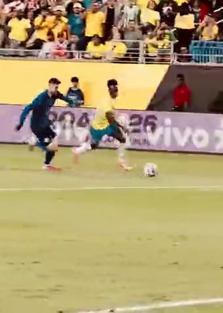 实拍维尼修斯晃到3人，这个角度太残酷了