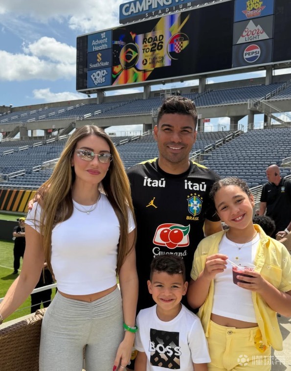 为丈夫加油，卡塞米罗妻子带孩子一起现场观看巴西vs克罗地亚