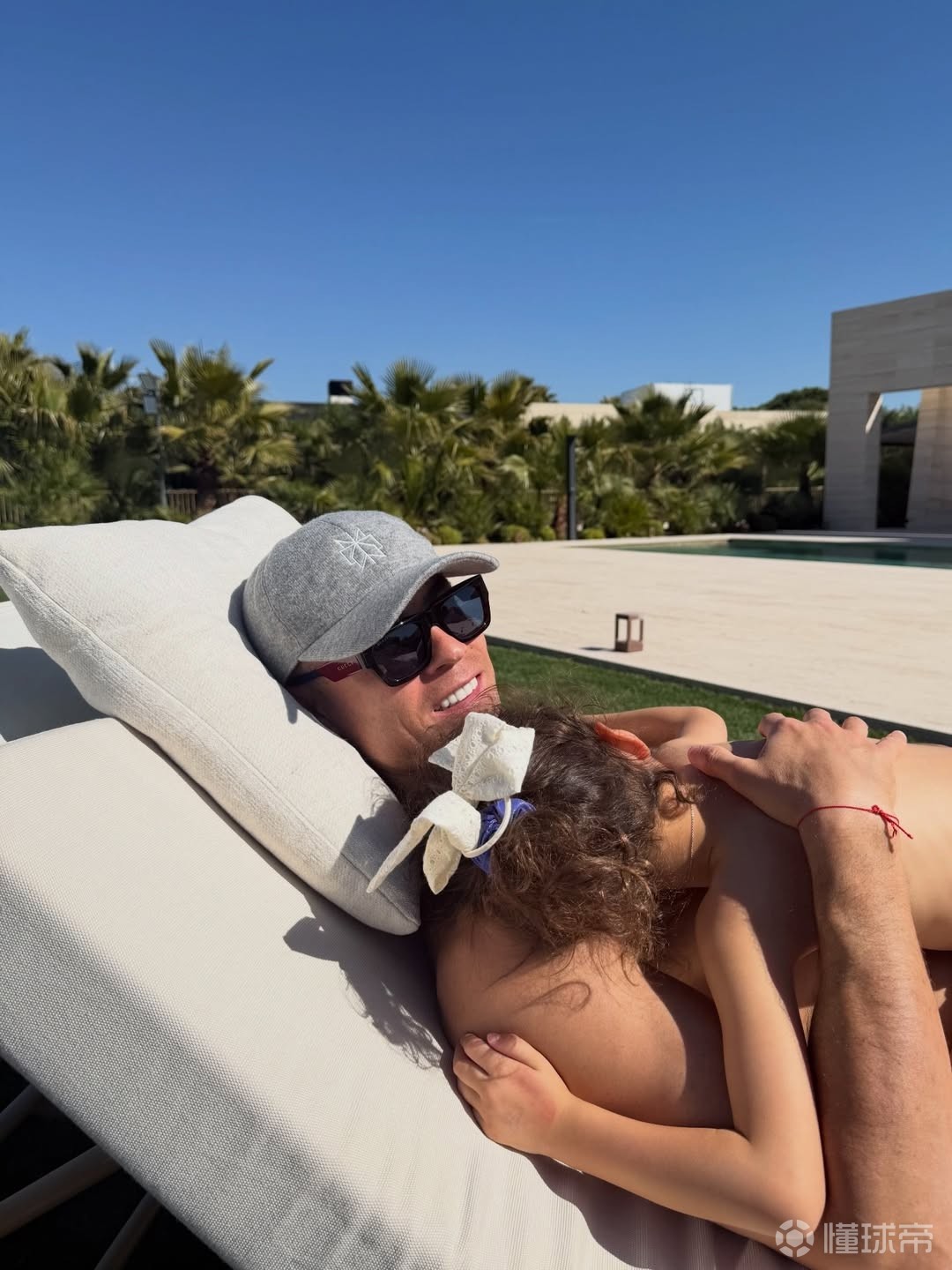 放松时刻，乔治娜晒与C罗度假照：️✨