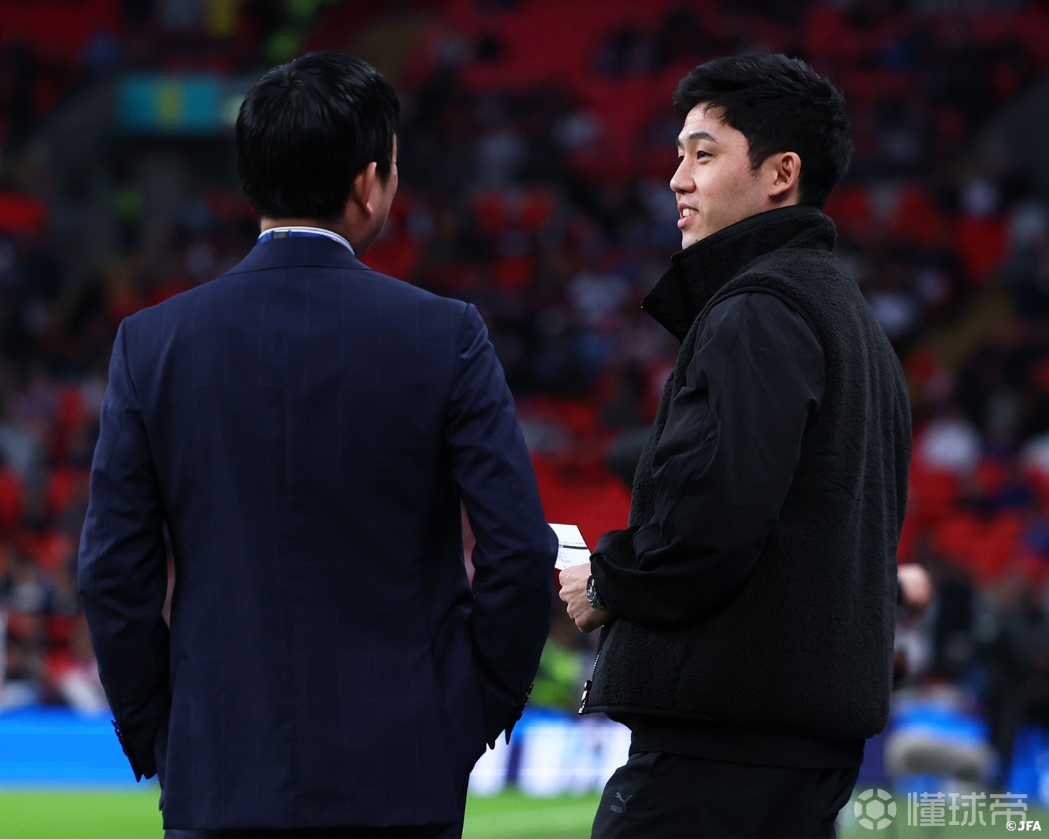 因伤缺阵，远藤航、南野拓实在温布利现场观战日本vs英格兰