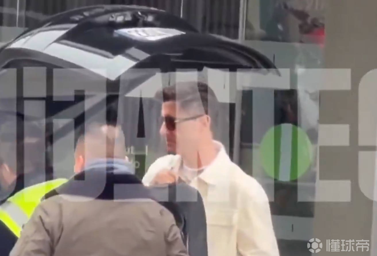 西媒：莱万已返回巴塞罗那，他已经收到了俱乐部的续约报价