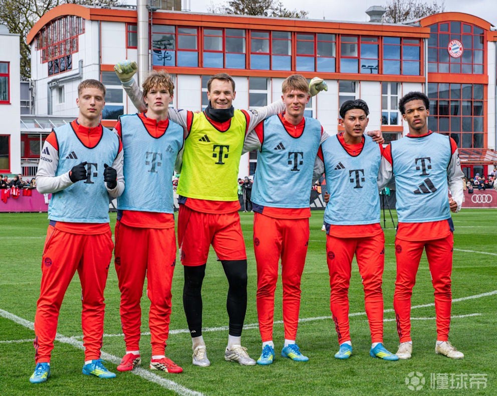 能当爹了，图片报：诺伊尔队内训练赛后与5名青训小将合影