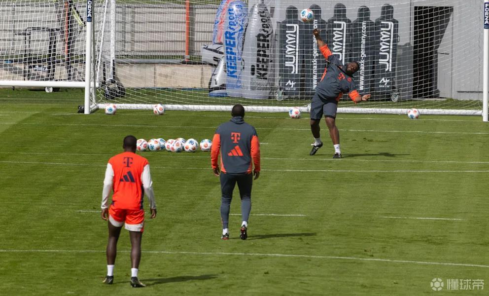 图片报：孔帕尼助理首次参加拜仁场上训练，并陪于帕一同加练