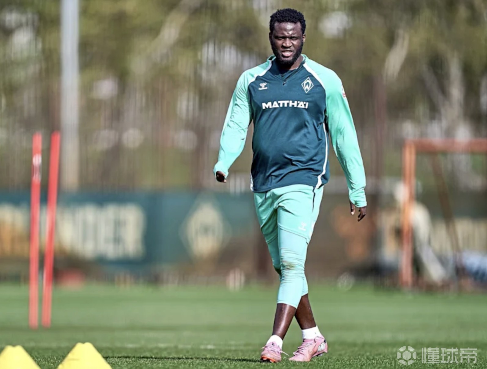 大腹便便，图片报：博尼费斯回到不莱梅，体重超标近10公斤