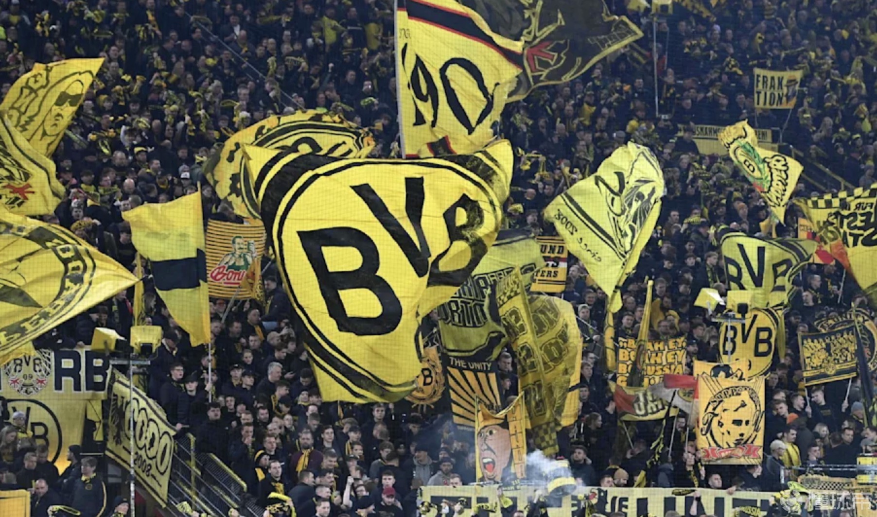 体图：欧足联计划发布欧战比赛站立席新规，多特的黄墙不合规