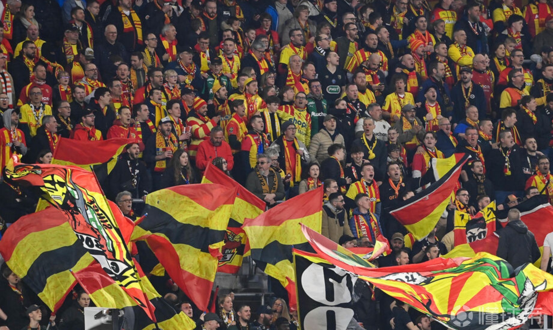 朗斯球迷致信法国体委会，要求推翻朗斯vs巴黎比赛的延期决定