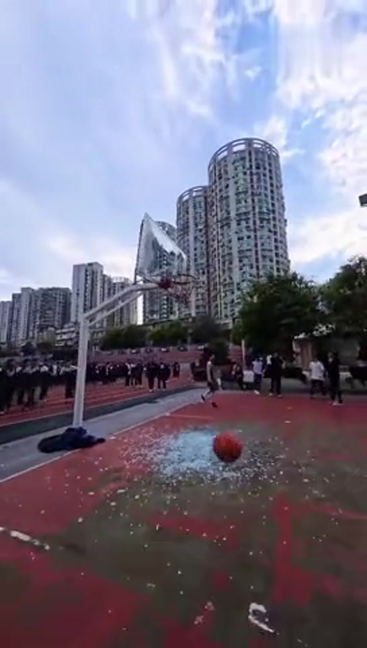 炸裂！长沙篮球少年单手劈扣把篮板扣碎了