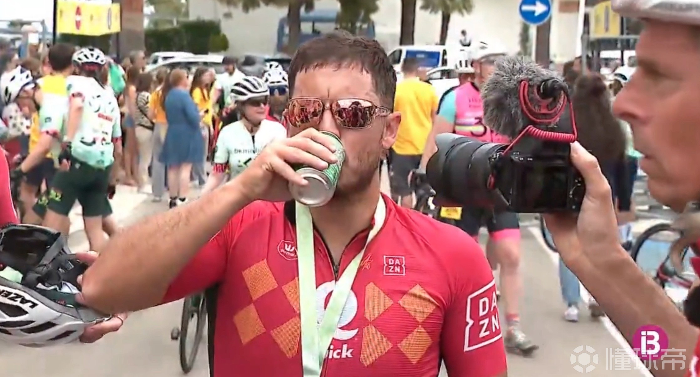 恰如彼时彼刻？去年自行车赛后，阿扎尔也喝着啤酒号称要减肥