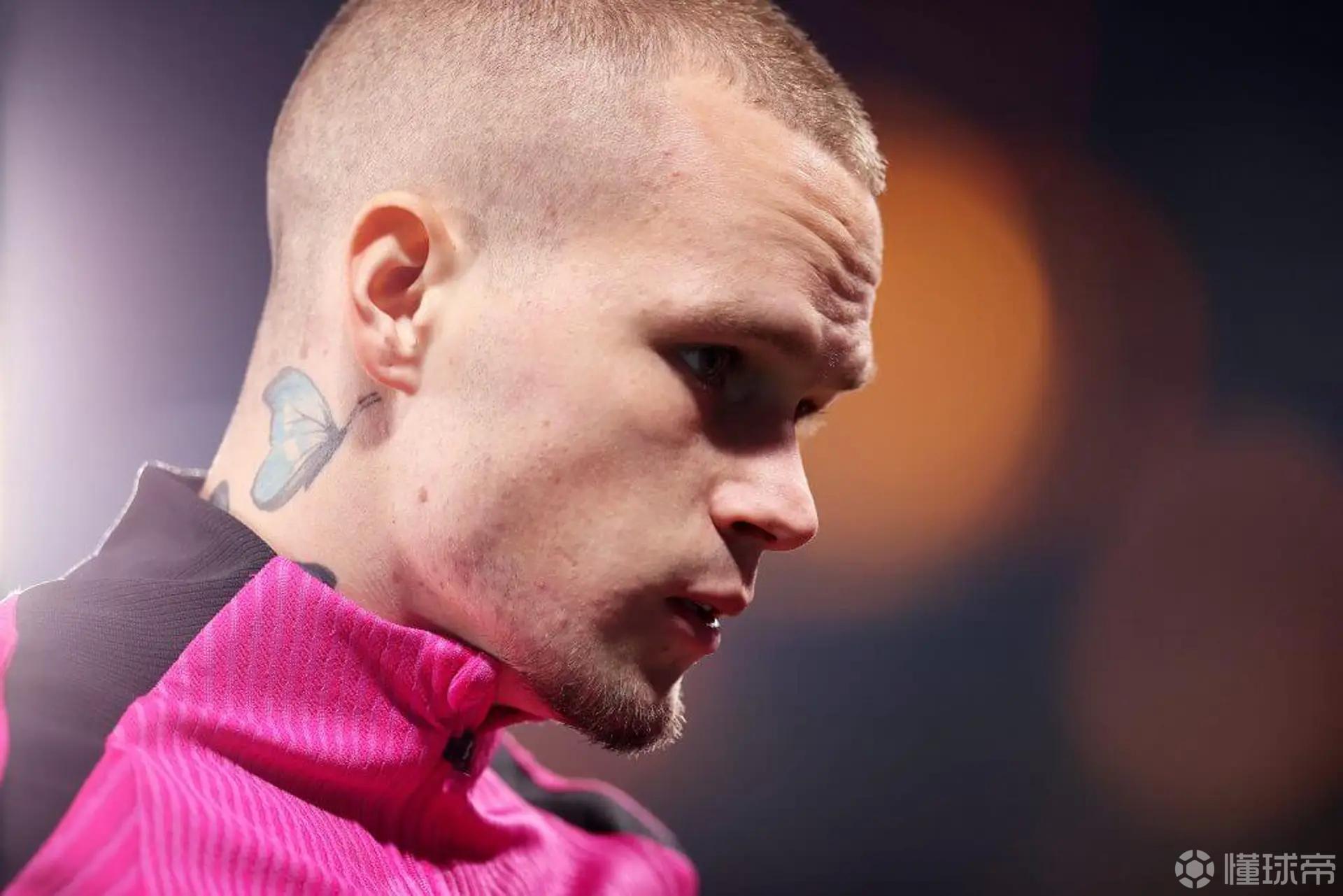 TA：穆德里克在英格兰第7级别球队的球场单训，主要练射门