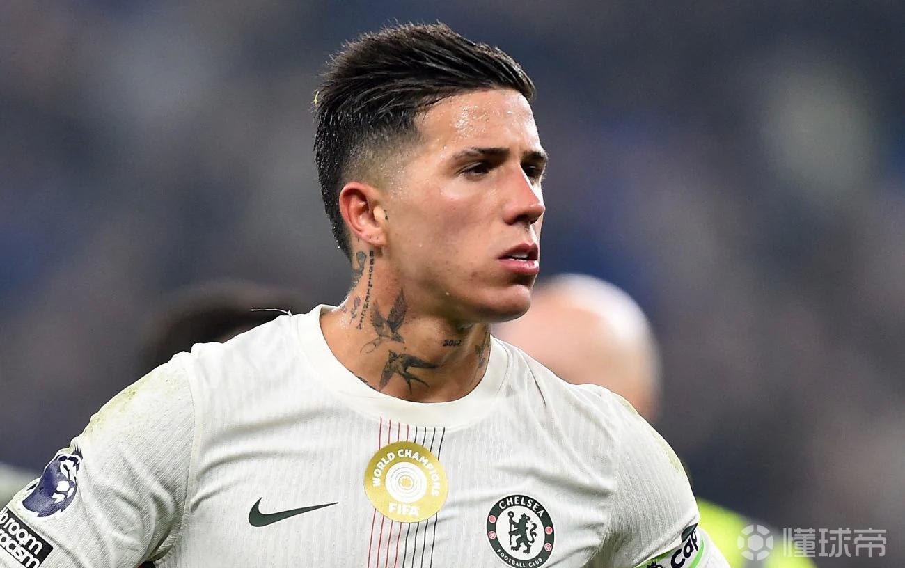 跟队记者：恩佐“善于表演”，而他当众训斥队友引起队内不满