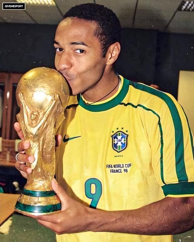 1998世界杯法国夺冠，亨利为啥穿着大罗球衣庆功？