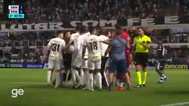 内马尔被放倒后与对手冲突染黄 累积三张黄牌停赛一场