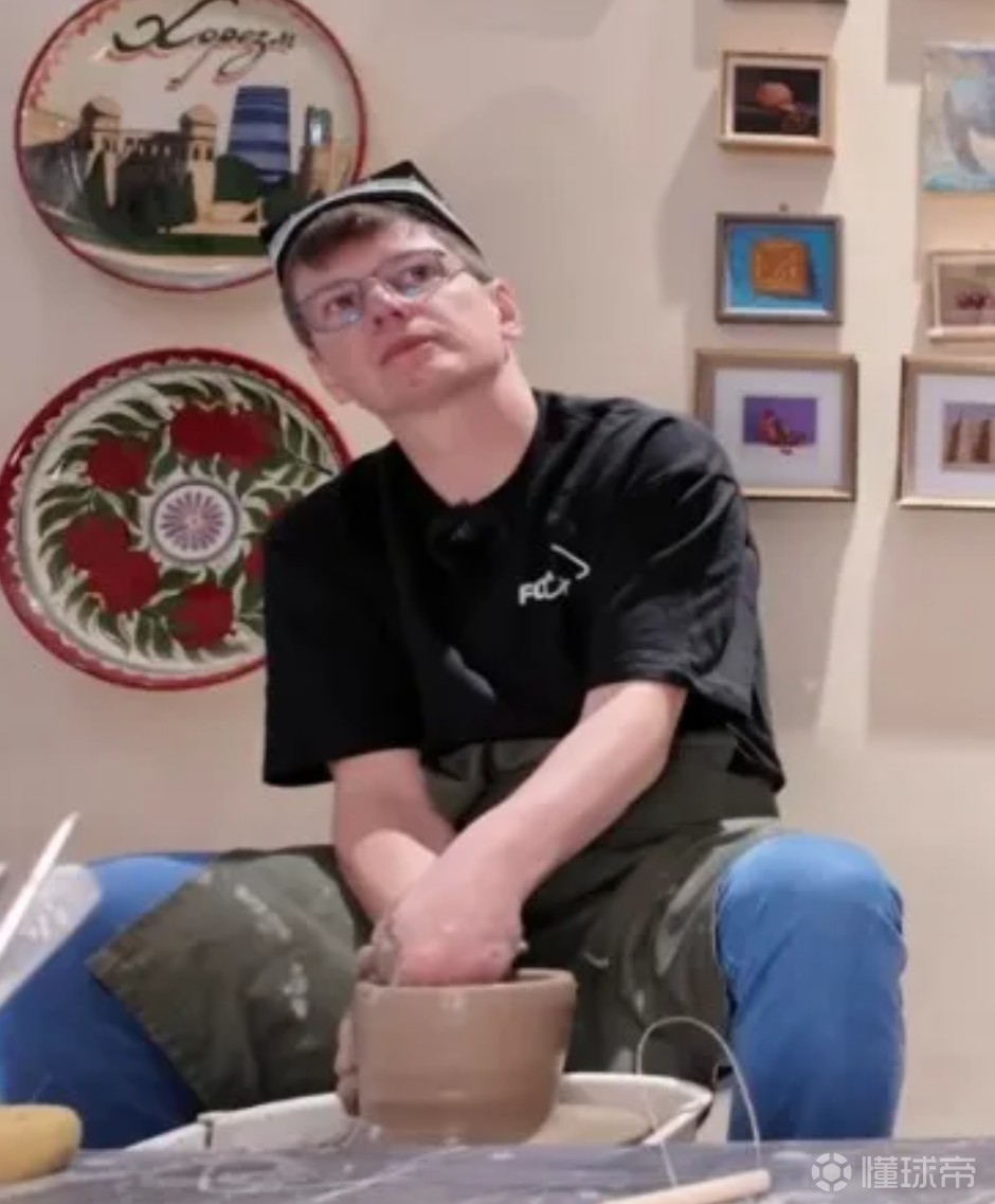 44岁前阿森纳球星阿尔沙文上电视节目，参与陶艺制作