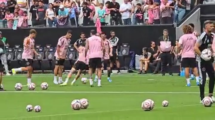 梅西在新体育场训练 现场众多球迷