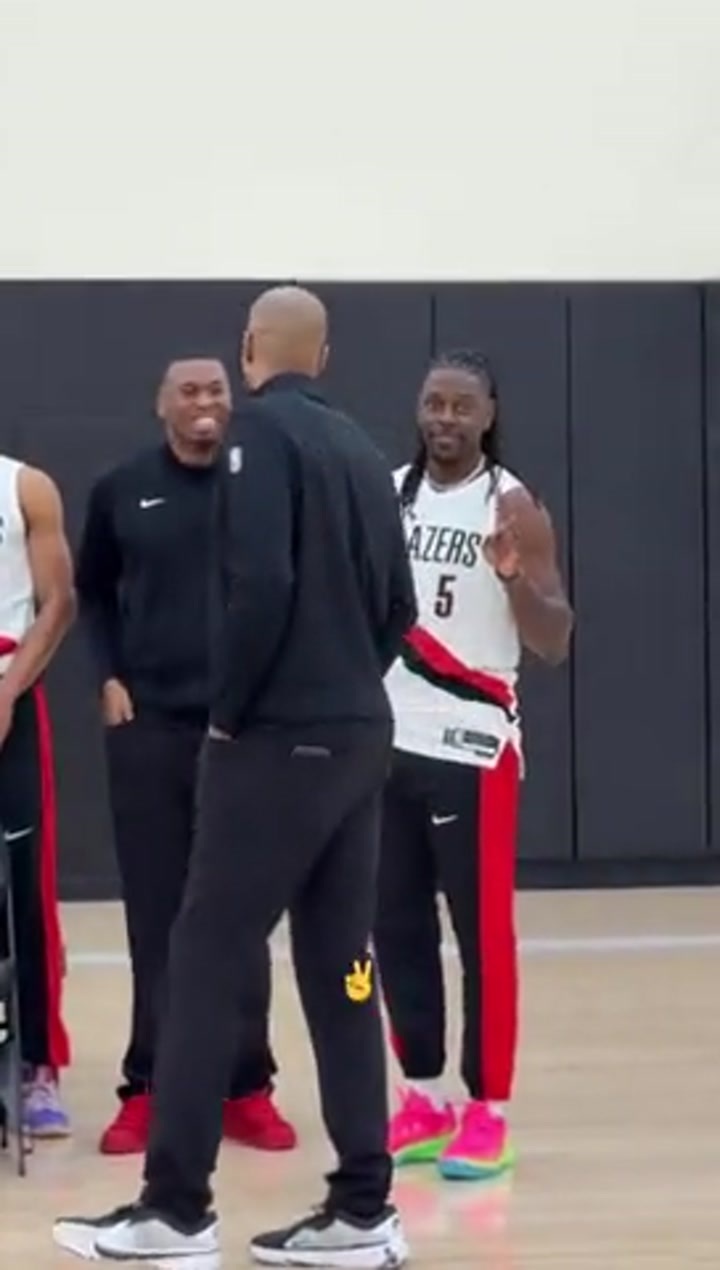 开拓者全队拍全家福 杨瀚森在列