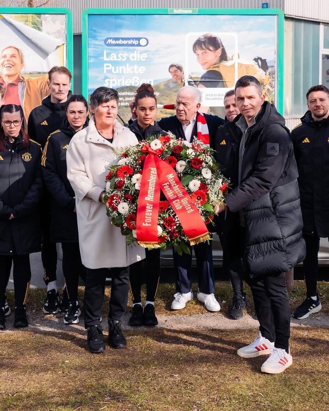 缅怀先辈，曼联女足在欧冠客场赛后前往慕尼黑空难纪念碑献花