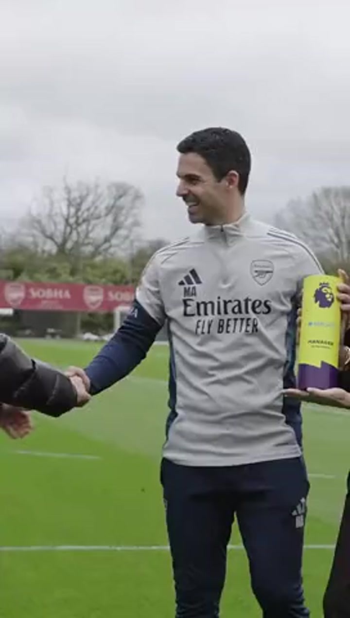 阿尔特塔在阿森纳训练基地领取3月最佳主帅奖杯